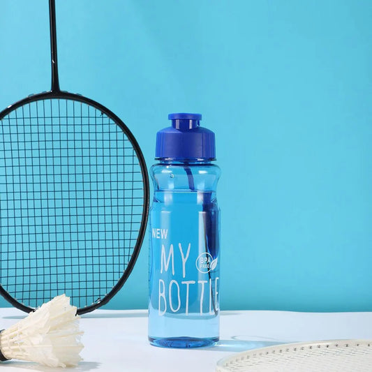 Botella de agua de plástico de 550ml, taza deportiva portátil con cuerda anticaída, contenedor de agua para exteriores, cubierta transparente de Color con tapa para mascotas