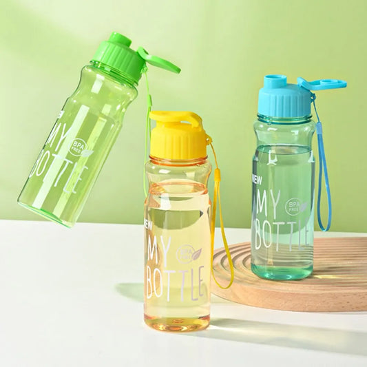Botella de agua de plástico de 550ml, taza deportiva portátil con cuerda anticaída, contenedor de agua para exteriores, cubierta transparente de Color con tapa para mascotas
